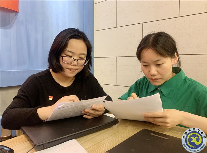 王霞和宫瑞在分组磨题.jpg 王霞和宫瑞在分组磨题.jpg