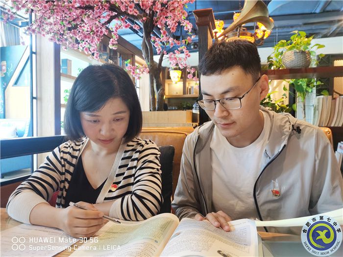 徐玲玲和王超杰在分组磨题.jpg 徐玲玲和王超杰在分组磨题.jpg