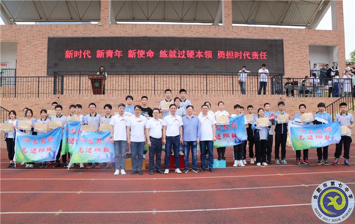 高二获奖合影.jpg 高二获奖合影.jpg