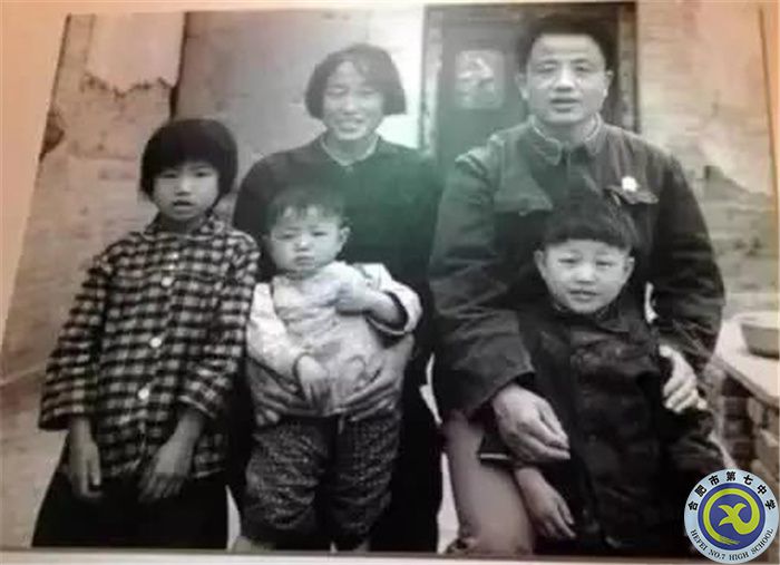 △1979年,孔繁森赴西藏工作时,家属都在农村,三个孩子中最大的只有8岁,最小的只有两岁。.jpg △1979年,孔繁森赴西藏工作时,家属都在农村,三个孩子中最大的只有8岁,最小的只有两岁。.jpg