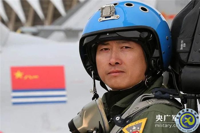 △戴明盟,海军某舰载机综合试验训练基地司令员,曾获“航母战斗机英雄试飞员”荣誉称号,我国驾驶歼-15在“辽宁舰”成功着舰第一人。.jpg △戴明盟,海军某舰载机综合试验训练基地司令员,曾获“航母战斗机英雄试飞员”荣誉称号,我国驾驶歼-15在“辽宁舰”成功着舰第一人。.jpg