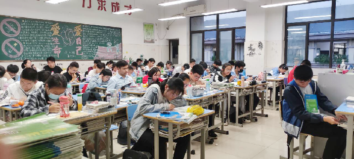 董陶然-晚自习认真的同学.png