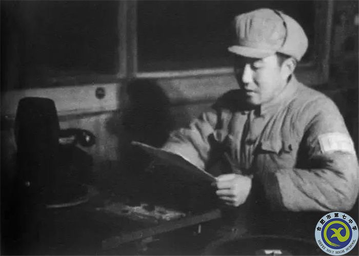△1949年齐越在北平新华广播电台播音.jpg △1949年齐越在北平新华广播电台播音.jpg