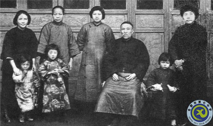 △1927年3月,向警予从莫斯科学习回国,从广州赶赴武汉,途经长沙时看望了蔡家亲人和两个孩子,这也是唯一一张全家合照。前排左一为蔡博,左二为蔡妮,后排左一为向警予。(向警予同志纪念馆提供).jpg △1927年3月,向警予从莫斯科学习回国,从广州赶赴武汉,途经长沙时看望了蔡家亲人和两个孩子,这也是唯一一张全家合照。前排左一为蔡博,左二为蔡妮,后排左一为向警予。(向警予同志纪念馆提供).jpg