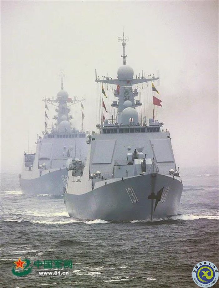 △人民海军成立70周年海上阅兵，受阅舰艇破浪驶来.jpg