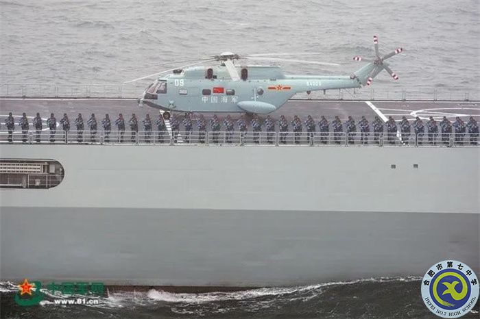 △人民海军成立70周年海上阅兵，海军陆战队官兵整齐列队，接受检阅.jpg