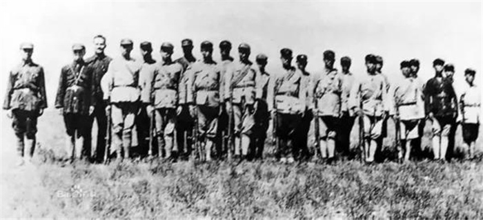 △埃德加·斯诺与强渡大渡河官兵合影（1936年）.jpg