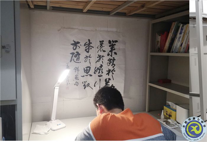 蔡越 深夜学习.jpg 蔡越 深夜学习.jpg