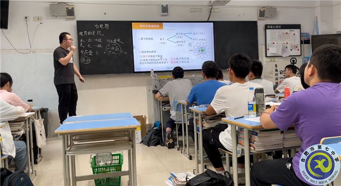 汤子辰 站上讲台.jpg 汤子辰 站上讲台.jpg