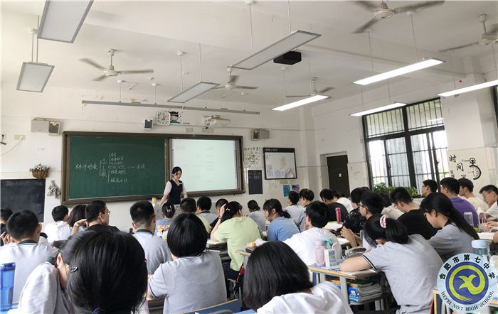 本班授课 王斯怡.jpg 本班授课 王斯怡.jpg