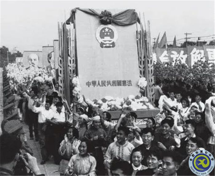 △1954年国庆节,游行群众抬着《中华人民共和国宪法》模型通过天安门.jpg △1954年国庆节,游行群众抬着《中华人民共和国宪法》模型通过天安门.jpg