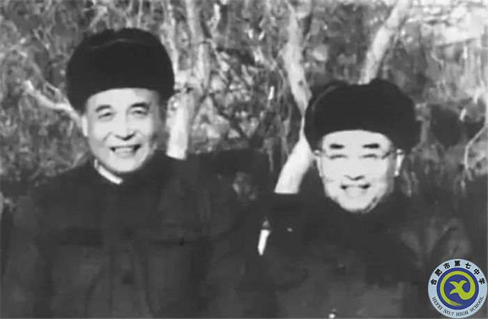 △“两弹元勋”邓稼先(左)与于敏在核试验基地.jpg △“两弹元勋”邓稼先(左)与于敏在核试验基地.jpg