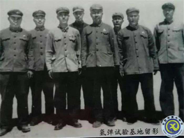 △参加空投我国第一颗氢弹的徐克江机组成员,左三为机组领航员孙福长.jpg △参加空投我国第一颗氢弹的徐克江机组成员,左三为机组领航员孙福长.jpg