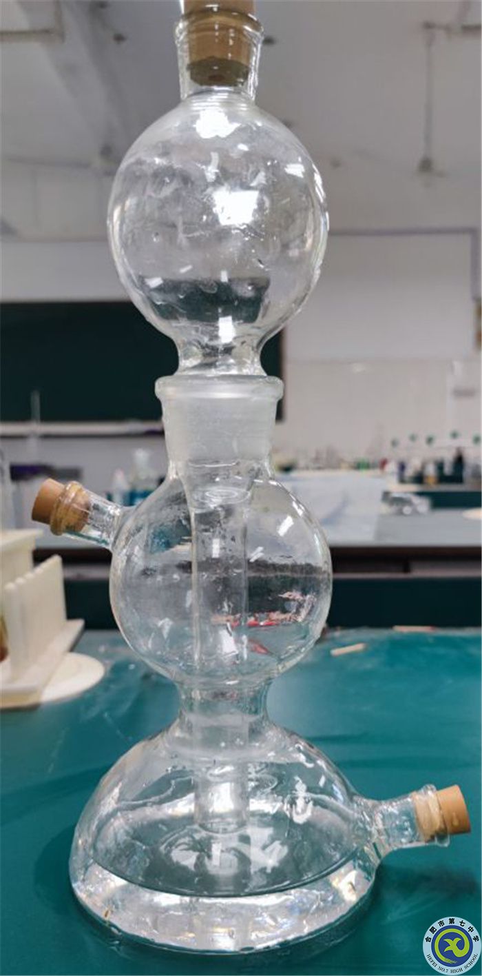 余宗越 化学实验.jpg 余宗越 化学实验.jpg