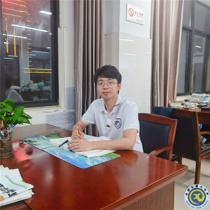 张冠楚.jpg