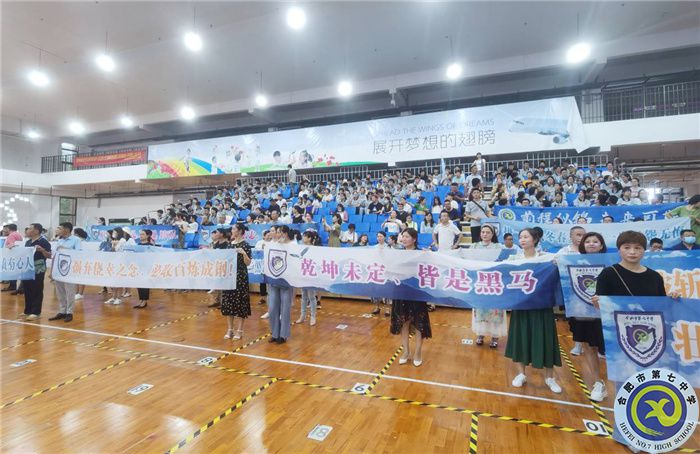 家长们参加学校活动.jpg