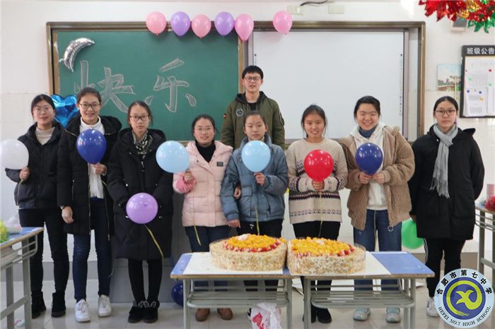 2021元旦晚会上一月份出生同学们的集体生日留影.jpg 2021元旦晚会上一月份出生同学们的集体生日留影.jpg