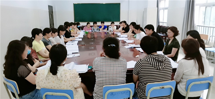 luck18平台召开生活老师技能培训会议(图2) luck18平台召开生活老师技能培训会议(图2)