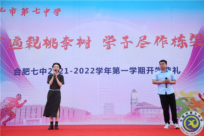 新教师代表李桢、郑楠演唱《明天会更好》.jpg 新教师代表李桢、郑楠演唱《明天会更好》.jpg