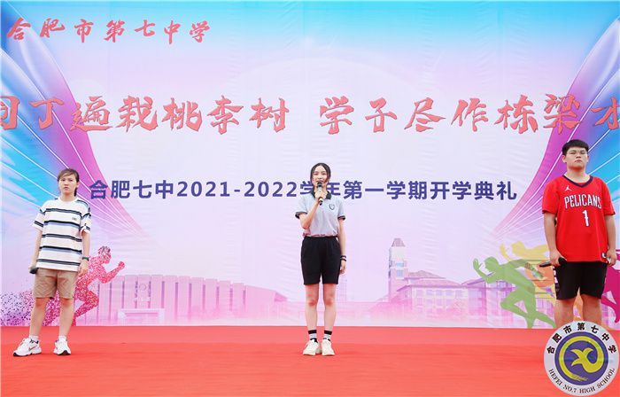 高三学生表演《.jpg 高三学生表演《.jpg