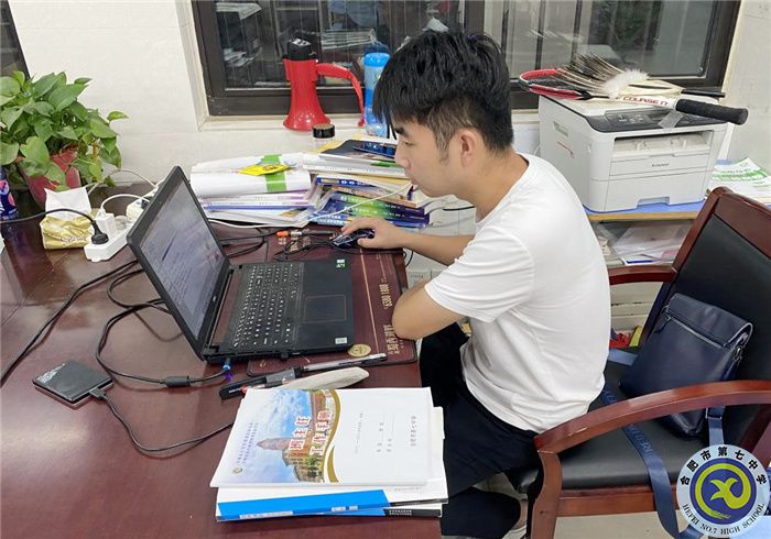 李申老师正在和家长做交流.jpg 李申老师正在和家长做交流.jpg