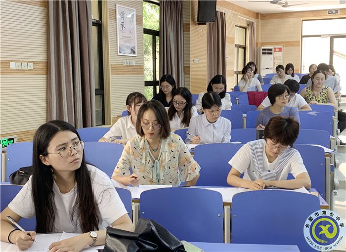 老师们在阶梯教室听课.jpg 老师们在阶梯教室听课.jpg