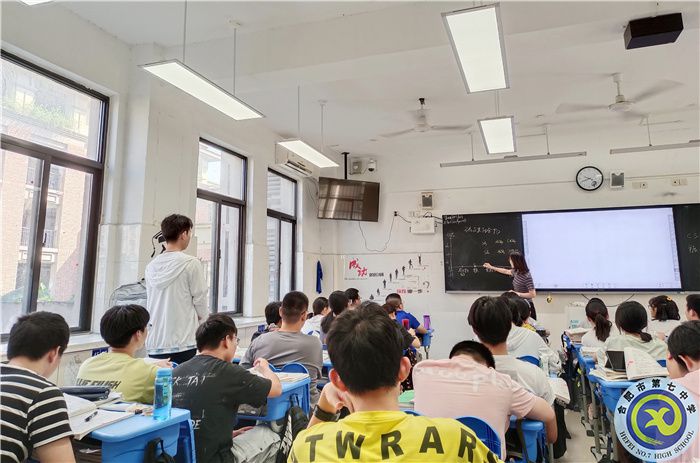 邓老师上课图2.jpg 邓老师上课图2.jpg