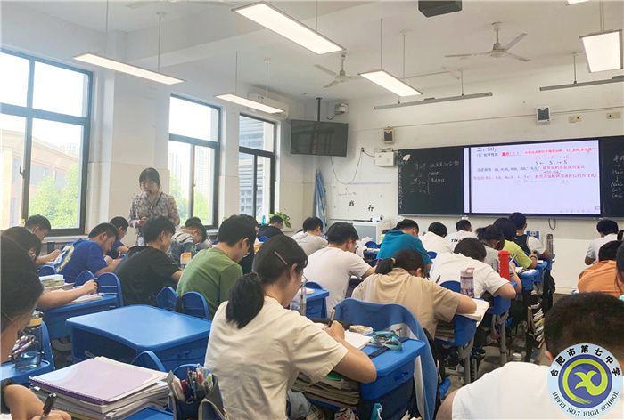 李梦玲上课图2.jpg 李梦玲上课图2.jpg