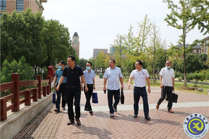 参观校园.jpg 参观校园.jpg