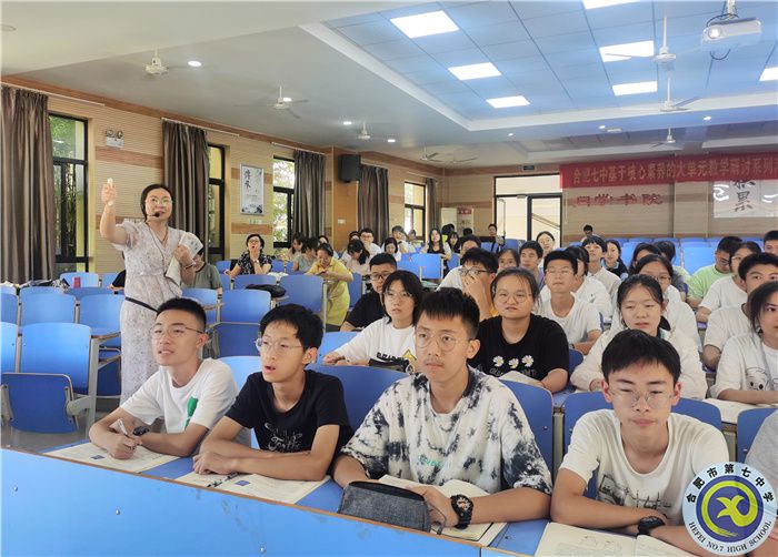 王录阳老师在授课.jpg 王录阳老师在授课.jpg