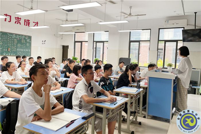 学生早读精神状态饱满、声音洪亮.jpg