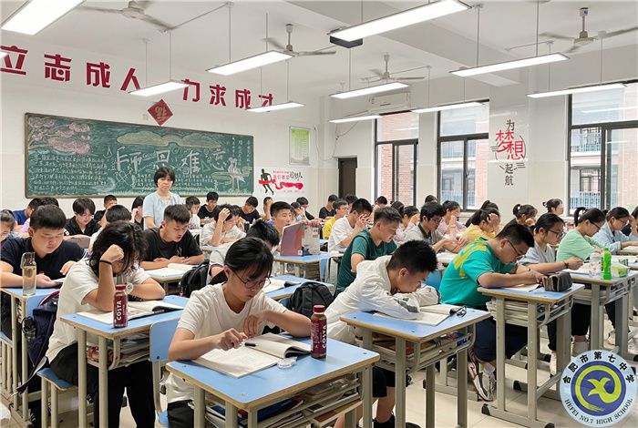 杜丽老师巡视并指导学生早读.jpg