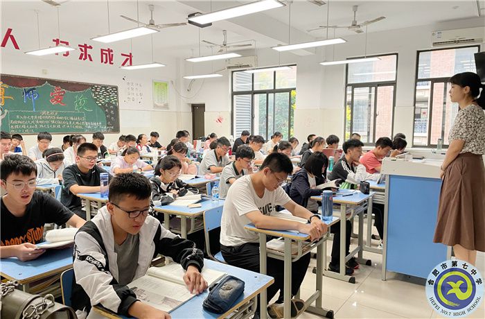 牛红菊老师全程关注学生早读情况.jpg
