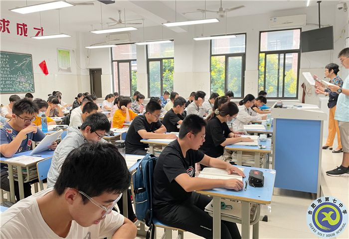 张徽举老师带领学生朗读.jpg