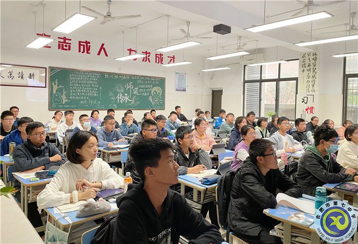 学生认真聆听课程.jpg 学生认真聆听课程.jpg
