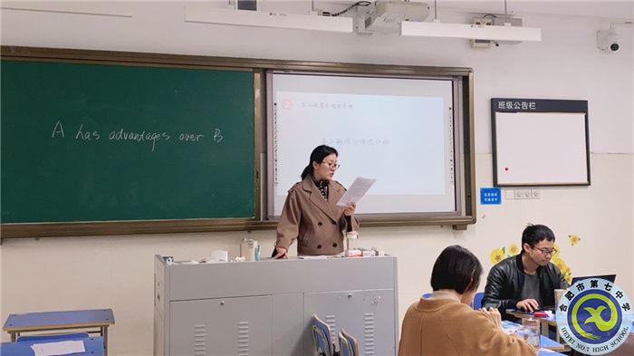 焦老师在进行试卷小题分析.jpg 焦老师在进行试卷小题分析.jpg