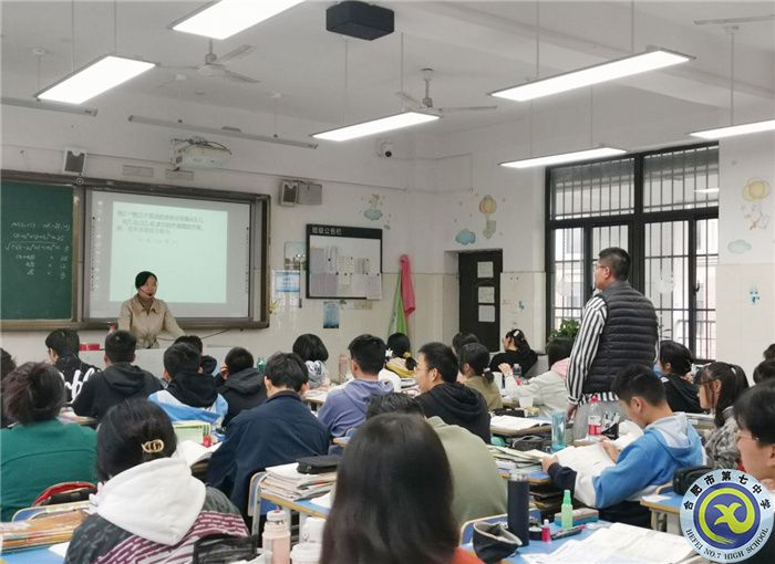 图为杨维维老师在上课.jpg 图为杨维维老师在上课.jpg