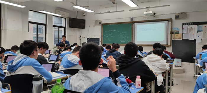 图为王世朋主任示范课.jpg 图为王世朋主任示范课.jpg