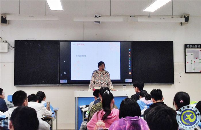 图为白礼伟老师在上课.jpg 图为白礼伟老师在上课.jpg