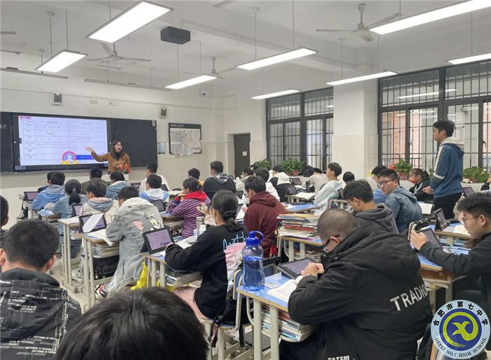 图为郑黎老师在上课.jpg 图为郑黎老师在上课.jpg