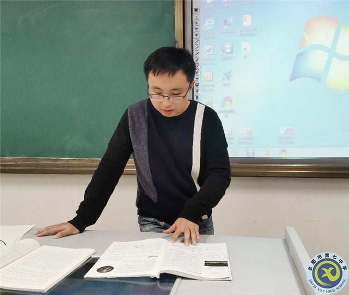 图为张安军老师在说课.jpg 图为张安军老师在说课.jpg