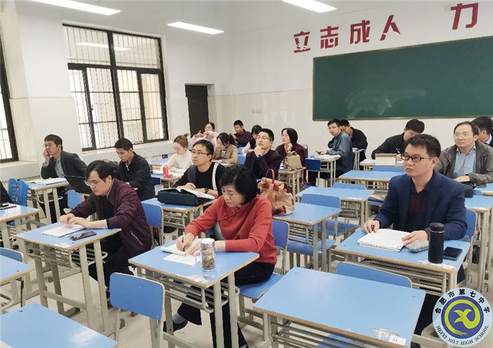 图为物理组教师在比赛现场.jpg 图为物理组教师在比赛现场.jpg
