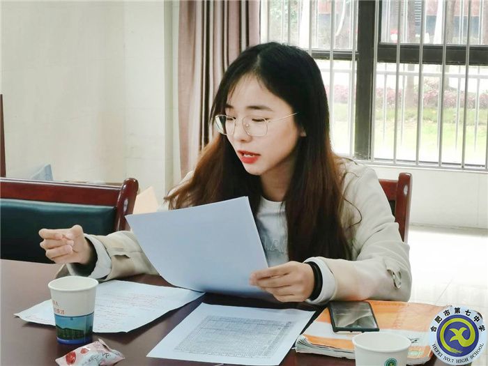 高一33班班主任戴晓翔在分析学情.jpg