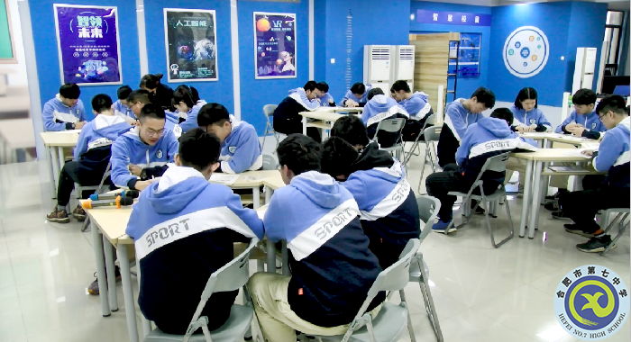 图为学生小组活动2.png