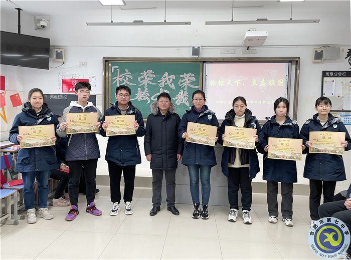 邓校与征文获奖同学合影留念.jpg 邓校与征文获奖同学合影留念.jpg