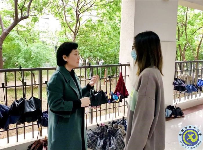 图为孙晨睿与施老师交流.jpg 图为孙晨睿与施老师交流.jpg