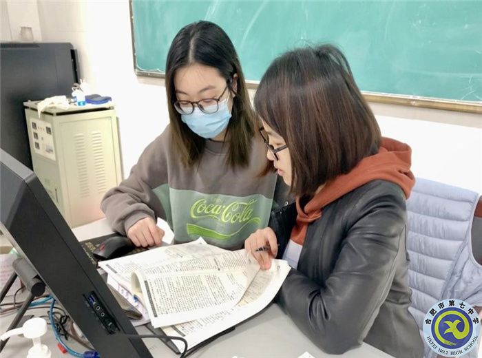 图为孙晨睿与储老师交流.jpg 图为孙晨睿与储老师交流.jpg