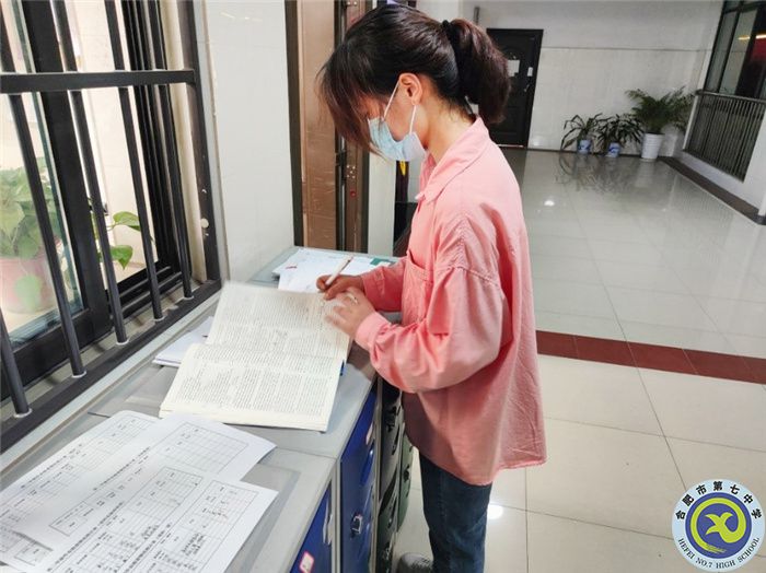 图为曹文杰老师检查高二年级作业.jpg 图为曹文杰老师检查高二年级作业.jpg