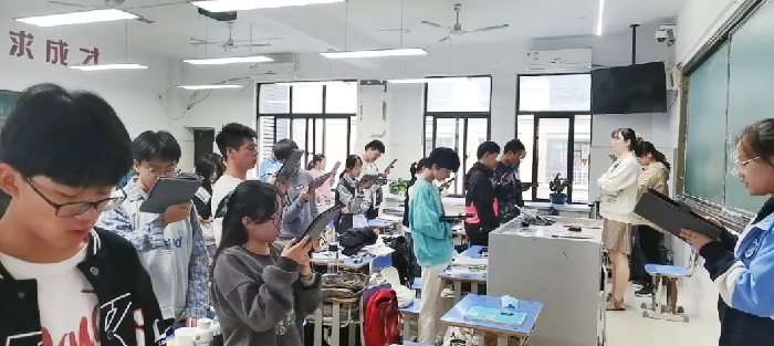 朗朗书声盈校园 沉沉梦想握手中(图2) 朗朗书声盈校园 沉沉梦想握手中(图2)