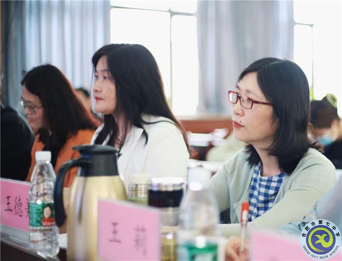 图为合肥市教育科学研究院英语教研员王德美老师认真听取成果展示汇报.jpg